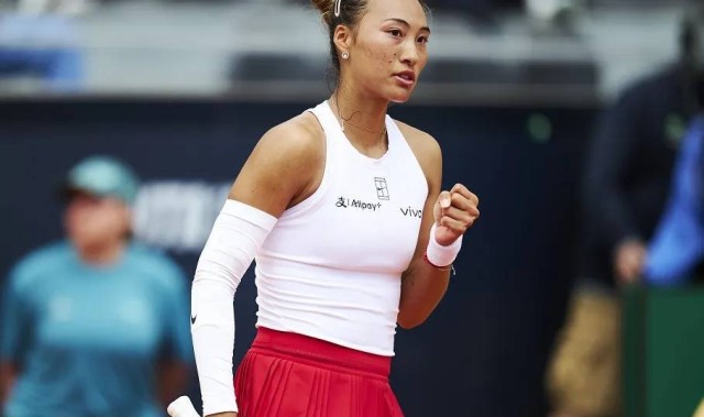 郑钦文双喜临门！2-0横扫后，捡到软柿子，保送4强