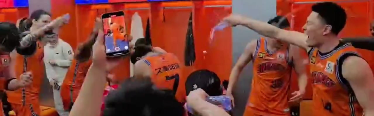 j9九游真人游戏第一平台比夺冠还开心🥳上海全队在更衣室激情庆祝！往哈维头上疯狂浇水