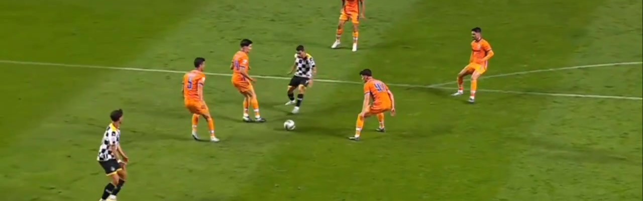 j9九游会老哥俱乐部交流离谱🤣波尔图球员抬手指挥队友解围，后者将球踢到他手臂上送点