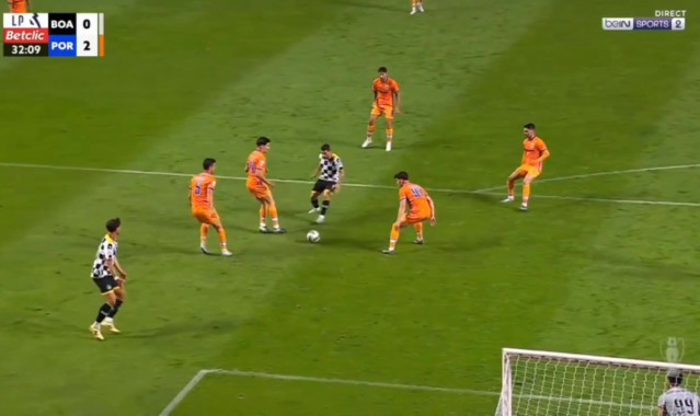 j9九游会老哥俱乐部交流离谱🤣波尔图球员抬手指挥队友解围，后者将球踢到他手臂上送点