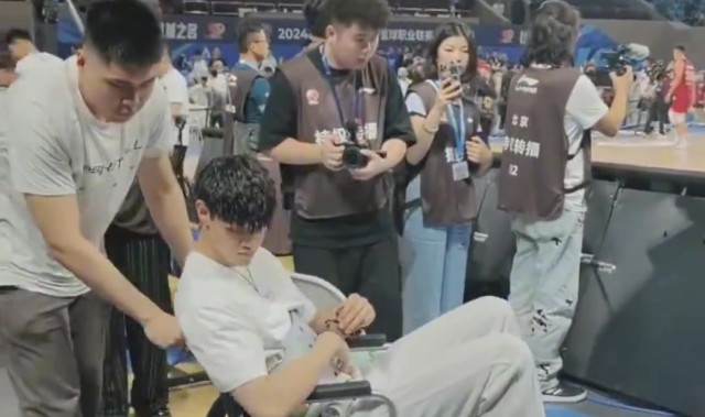 九游会·j9官方网站暖心一幕！曾凡博离场时 对手布朗、奈特、朱俊龙跑过来送上安慰