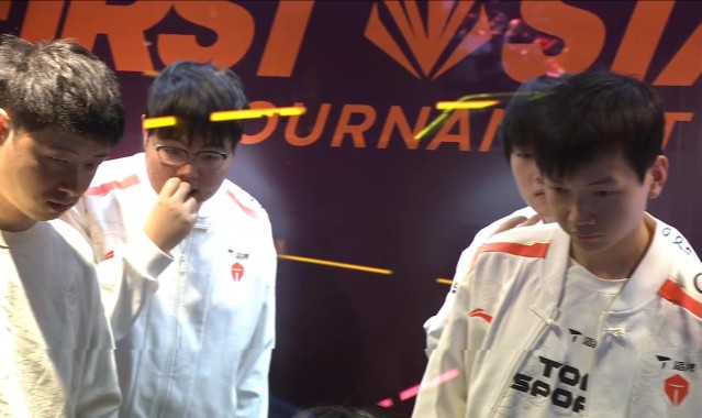 j9九游会官方登录有点急了？TES赛后复盘画面：全员面色凝重 369不断啃手指