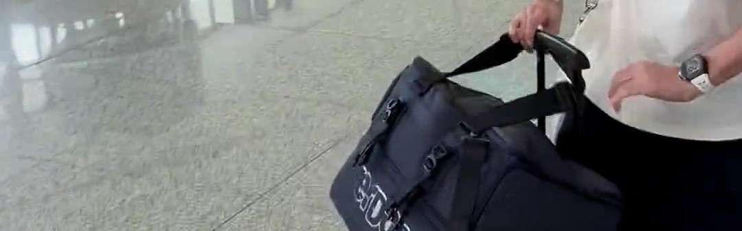 j9九游真人游戏第一平台会玩儿 周琦晒随球队前往贵港视频 给孙铭徽P了个踢足球🤣