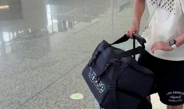 j9九游真人游戏第一平台会玩儿 周琦晒随球队前往贵港视频 给孙铭徽P了个踢足球🤣