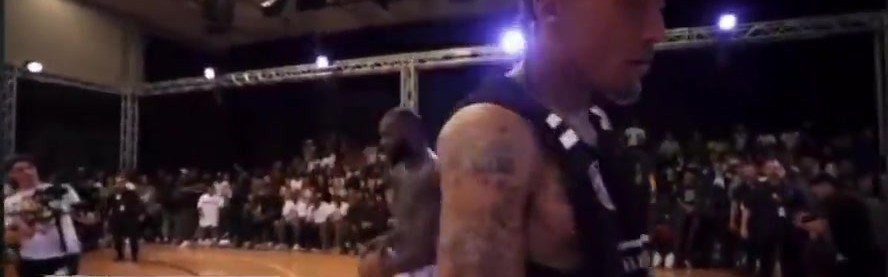 j9九游会老哥俱乐部交流师弟与比斯利单挑过程中与场边球迷爆发冲突✊🏿场面十分混乱