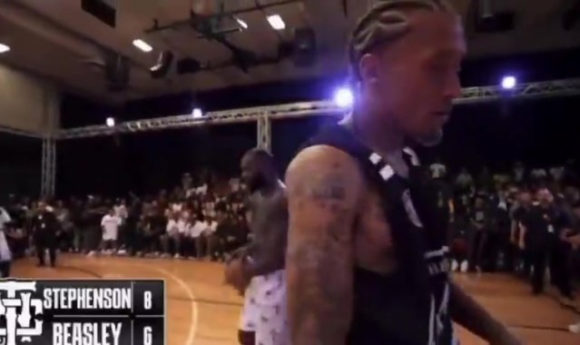 j9九游会老哥俱乐部交流师弟与比斯利单挑过程中与场边球迷爆发冲突✊🏿场面十分混乱