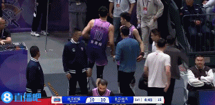 j9九游真人游戏第一平台希望没事啊！邹雨宸出现崴脚 单腿跳着返回更衣室