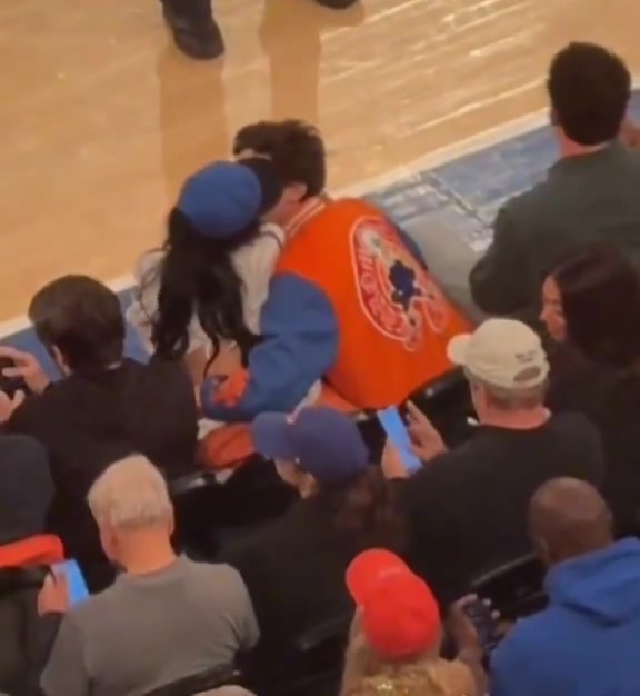 j9九游真人游戏第一平台大尺度💋凯莉-詹娜转发美剧片段：尼克斯赢球时我才会啪啪啪