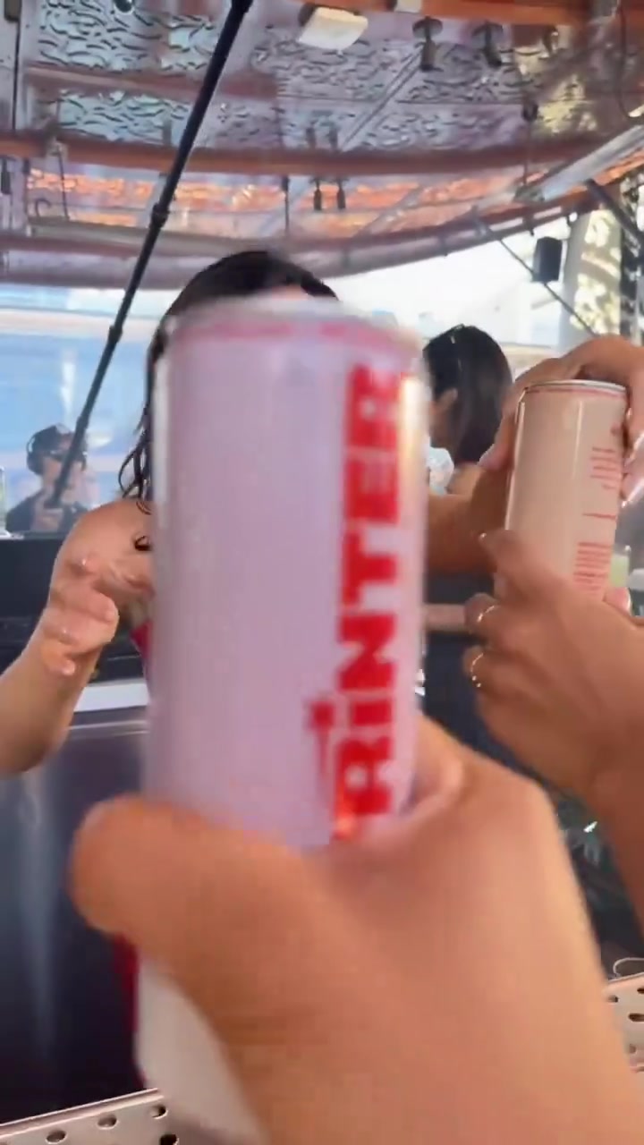 j9九游真人游戏第一平台大尺度💋凯莉-詹娜转发美剧片段：尼克斯赢球时我才会啪啪啪