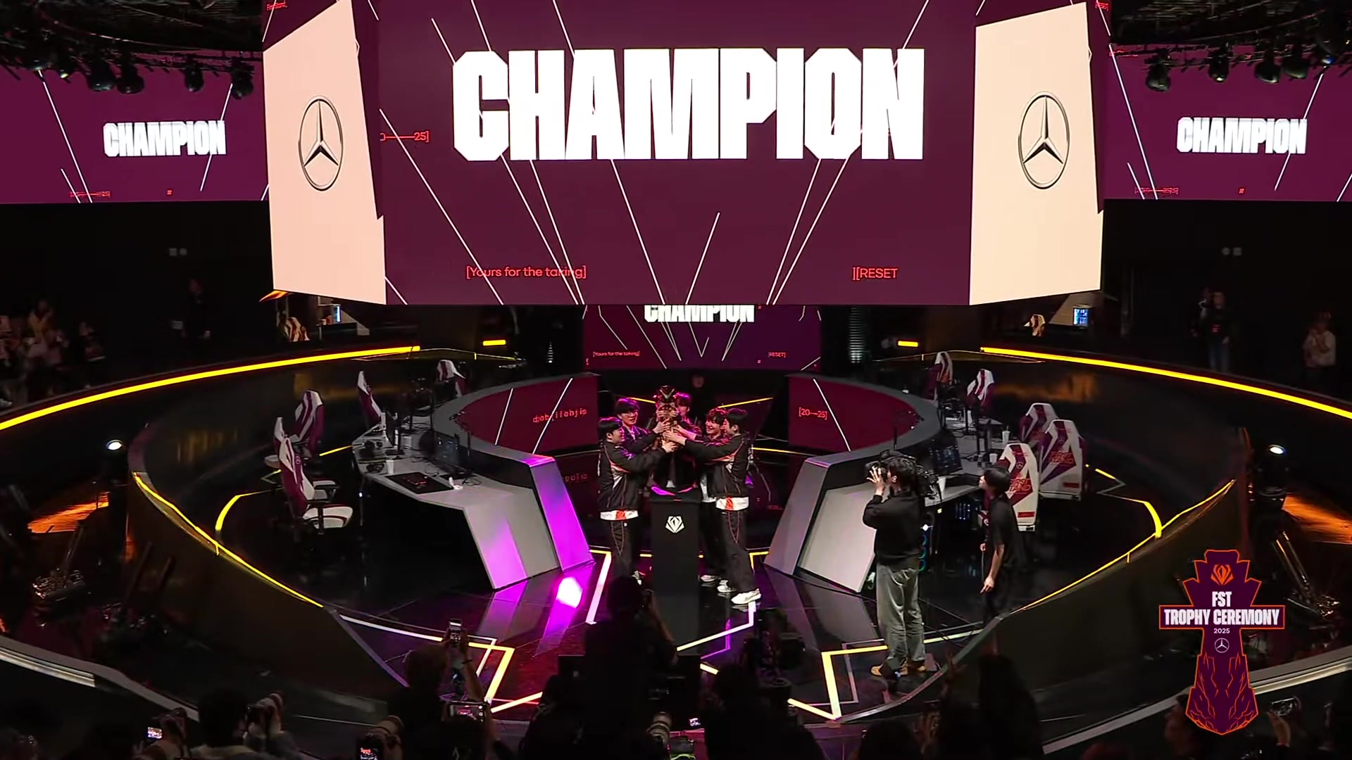 九游会j9官网真人游戏第一品牌恭喜HLE夺得全球先锋赛冠军！HLE赛后五人共同捧起冠军奖杯