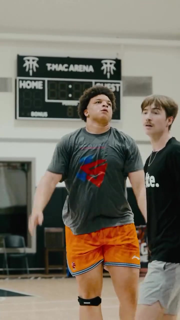 j9九游真人游戏第一品牌登录入口下赛季还回来吗？洛夫顿晒近期训练视频 还穿着上海队的短裤