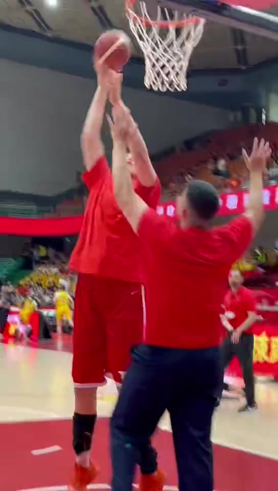 九游会·j9官方网站一伸手就碰到篮筐了😮张子宇迎家乡济南首秀 赛前对抗投篮热身