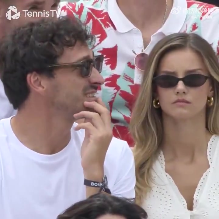 j9九游会老哥俱乐部交流⚽️👀🎾胡梅尔斯和女友现场观战ATP斯图加特站决赛